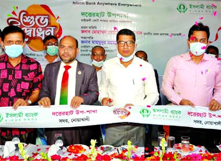 Mohammad Khorshed Alam Khan, DC of Noakhali, inaugurating the Dotterhat sub branch under Maijdee Court Branch of Islami Bank Bangladesh Limited in Noakhali recently as chief guest. Mahmudur Rahman, SEVP and Noakhali Zonal head of the bank and local elites