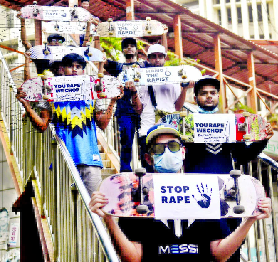 Students take to Shahbagh foot overbridge with placards during an anti-rape protest in the capital on Thursday.