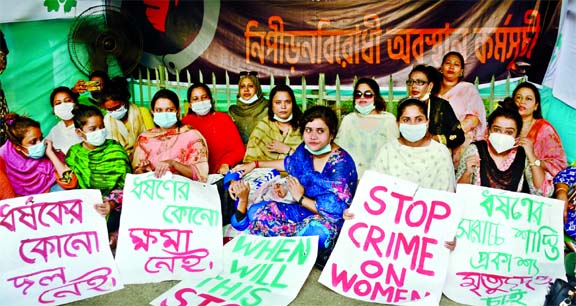 Students of Islami Studies Department of Dhaka University stages sit-in in front of Raju Sculpture of DU on Friday demanding arrest of VP Nur in rape case.