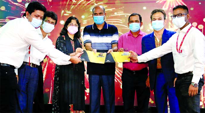 SM Shamshul Alam, Vice-Chairman of Walton Hi-Tech Industries Limited, handing over the crests and certificates to the awardees of Digital Campaign Season-8 at its corporate office in the city on Thursday. SM Ashraful Alam, Managing Director, SM Mahbubul A