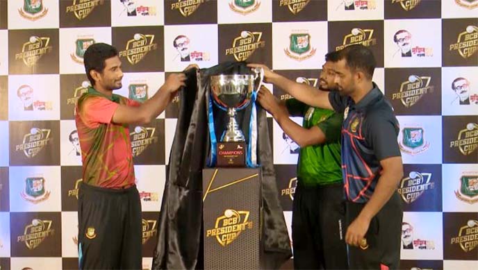 Captain of Mahmudullah-XI Mahmudullah Riyad (left), Captain of Tamim-XI Tamim Iqbal (right) and Captain of Najmul-XI Najmul Hossain Shanto (second from right) jointly unveiling the BCB President's Cup at the Pan Pacific Sonargaon Hotel in the city on Sa