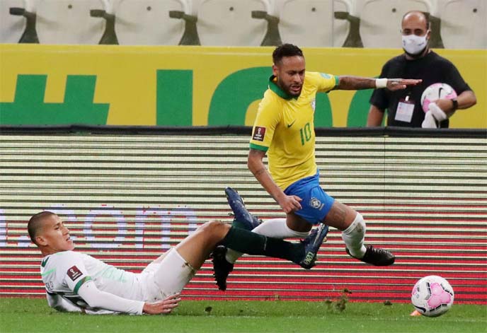 Brazil's Neymar (right) in action with Bolivia's Leonardo Zabala in a World Cup 2022 South American qualifiers at Estadio Morumbi, Sao Paulo, Brazil on Friday.