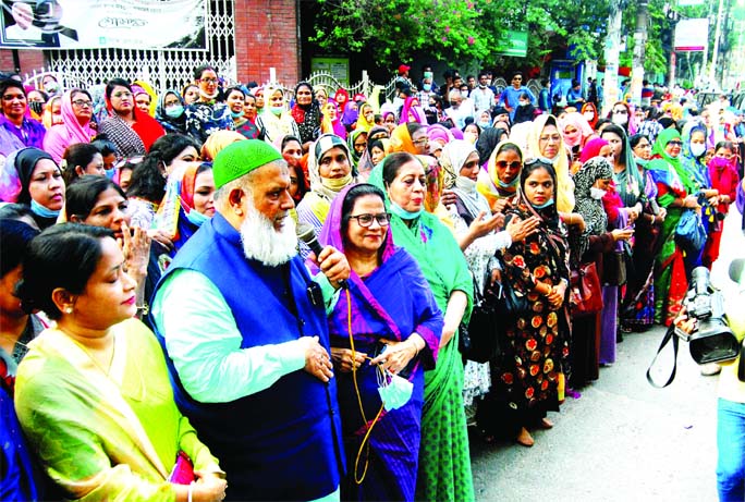 Md Khorshed Alam Sujon, Administrator of Chattogram City Corporation and vice president of Chattogram city Awami League, speaks at a human chain on Wednesday organized by the city Mohila Awami League.