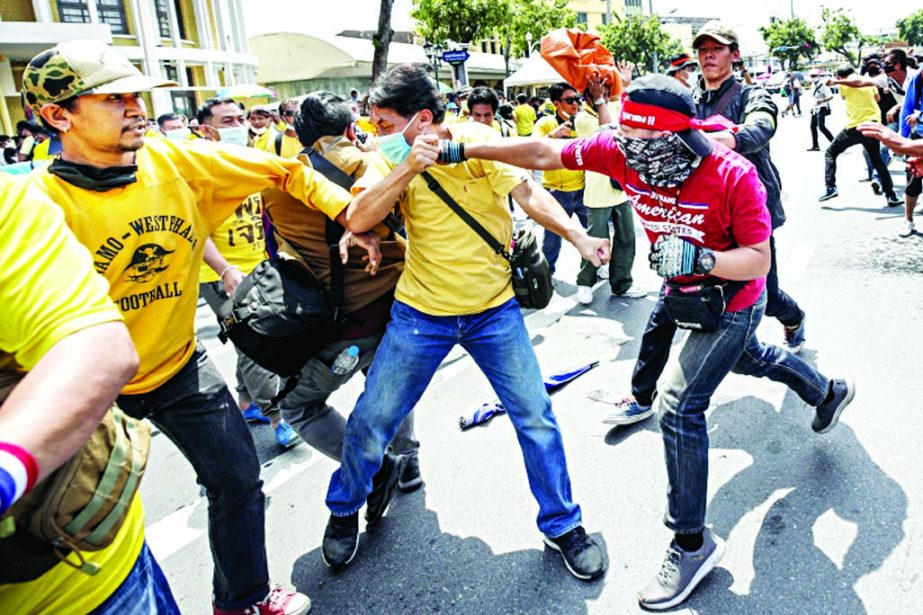 Clashes broke out between pro-democracy protesters and supporters of the Thai monarchy in Bangkok on Wednesday.