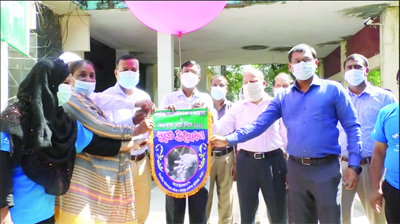 Dr Sultan Ahmed, Director (Health) Rangpur Division, inaugurates the Sanitation Month October and Global Handwashing Day in Rangpur by releasing balloons on Thursday.