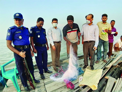 A mobile court led by AC Land Rokonuzzaman conducts drive in the Jamuna River near Shindurtori area of Jamalpur district to prevent catching of mother Hilsha. During the drive the mobile court jailed two fishermen for catching Hilsha using banned "curren"