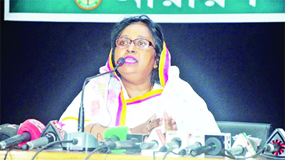 Mayor Dr Selina Hayat Ivy announces the budget of Narayanganj City Corporation for the fiscal 2020-2021 at Ali Ahmad Chunka City Library and Auditorium at Bangabandhu Road in the city on Tuesday.
