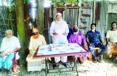 Freedom Fighter Rafiqul Islam speaks at a press conference in Ulipur of Rangpur district on Thursday protesting the attempt of grabbing his family land by some Ansar members.