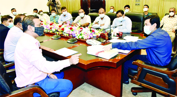 Dhaka South City Corporation Mayor Barrister Sheikh Fazle Noor Taposh speaks with of Internet Service Provider Association of Bangladesh and cable operator leaders for removal of overhead cables at Nagar Bhaban in the capital on Sunday.-