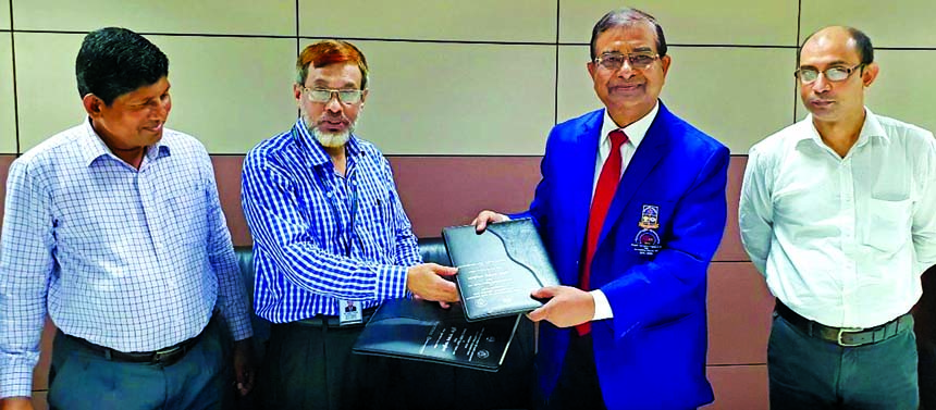 Md. Abdul Hakim, General Manager (Agri Loan Department) of Bangladesh Bank (BB) and Md. Mosaddake-Ul-Alam, Managing Director of Ansar-VDP Development Bank Limited, exchanging the Participation Agreement signing document worth of Tk 5 crore at BB head offi