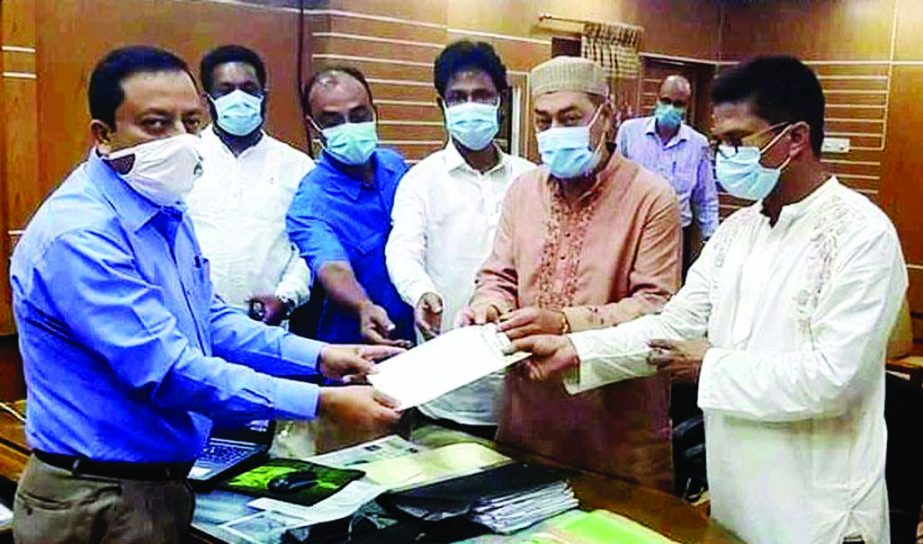 Leaders of Sylhet Road Transport Owners Association and CNG Auto-Rickshaw Owners Association hand over a memo to Sylhet DC Tuesday seeking ban on plying unregistered vehicles in the city.