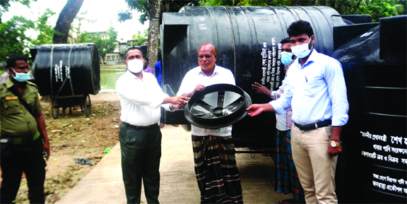 Bagerhat's Morelganj UNO Md Delwar Hossain distributes water tanks to locals at a ceremony held on Wednesday.