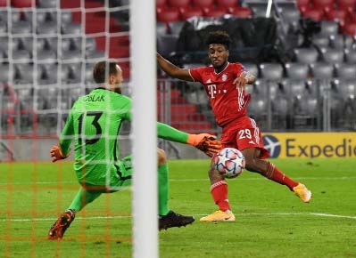 Bayern Munich's French forward Kingsley Coman (right) scores the 4-0 past Atletico Madrid's Slovenian goalkeeper Jan Oblak during the UEFA Champions League Group A football match FC Bayern Munich v Atletico Madrid in Munich, southern Germany on Wednesda