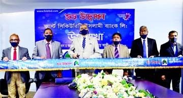 Syed Waseque Md Ali, Managing Director of First Security Islami Bank Limited, inaugurating its sub-branches at Semon Road in Kotwali in the city on Thursday through video conference. Abdul Aziz, Md. Mustafa Khair, AMDs, Md. Zahurul Haque, DMD and other of