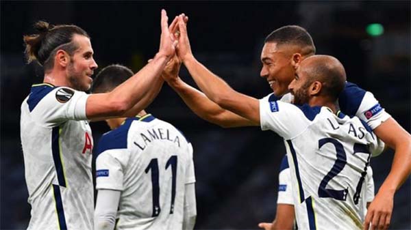 Lucas Moura (right) of Tottenham celebrates his goal with Carlos Vinicius and Gareth Bale (left) during the Europa League football match between Tottenham and LASK on Thursday.