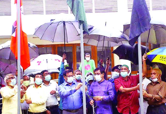 Gaibandha DC Abdul Matin hoists flag in memory of 12 martyred freedom fighters in front of Saghata Upazila Parishad auditorium on Saturday.