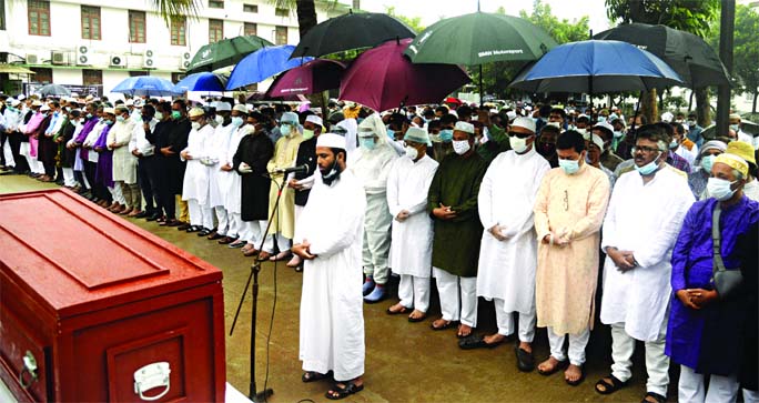 Chief Justice Syed A. B. Mahmud Husain and senior lawyers of Supreme Court attend the Namaz-e-Janaza of veteran lawyer Barrister Rafique-Ul Huq held on Supreme Court Premises on Saturday.