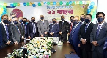 Syed Waseque Md. Ali, Managing Director of First Security Islami Bank Limited, inaugurating its 21st Anniversary through cutting cake at its head office in the city on Sunday. Abdul Aziz, Md. Mustafa Khair, AMDs, Md. Zahurul Haque, Md. Masudur Rahman Shah