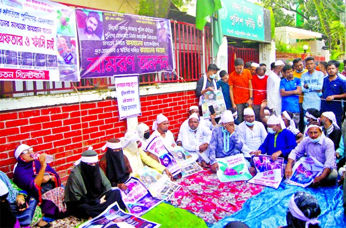 Mother of Raihan Ahmed, who was allegedly tortured to death in Sylhet police custody begins hunger strike in front of the city's Bandarbazar police outpost on Sunday demanding capital punishment to all the police personnel involved with the incident.