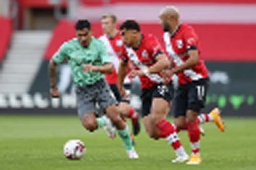 Southampton midfielders Che Adams (center) and Nathan Redmond (right) vie for the ball with Everton midfielder Allan (left) during their English Premier League football match at St Mary's Stadium in Southampton, southern England on Sunday.