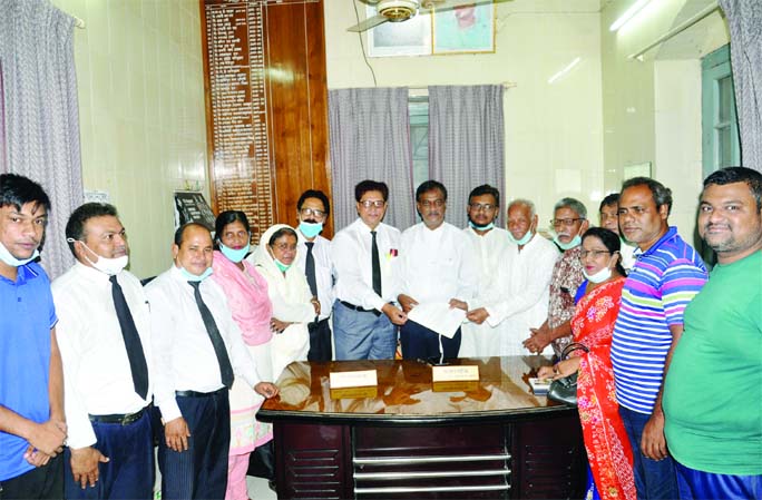 Barishal District Committee of Khelaghor hand over a Memorandum to District Bar Association on Thursday calling advocates not to defend violators of women and children.