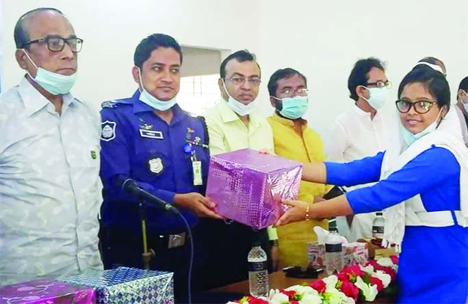 Additional SP (administration) of Barishal Md Naimul Haque distributes prize among the students after a cultural programme in Banaripara upazila auditorium on Saturday marking the community policing day -2020.