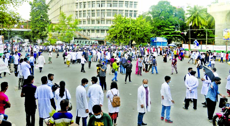 Students of medical and dental colleges block city's Shahbagh intersection on Sunday demanding session-jam-free academic year.