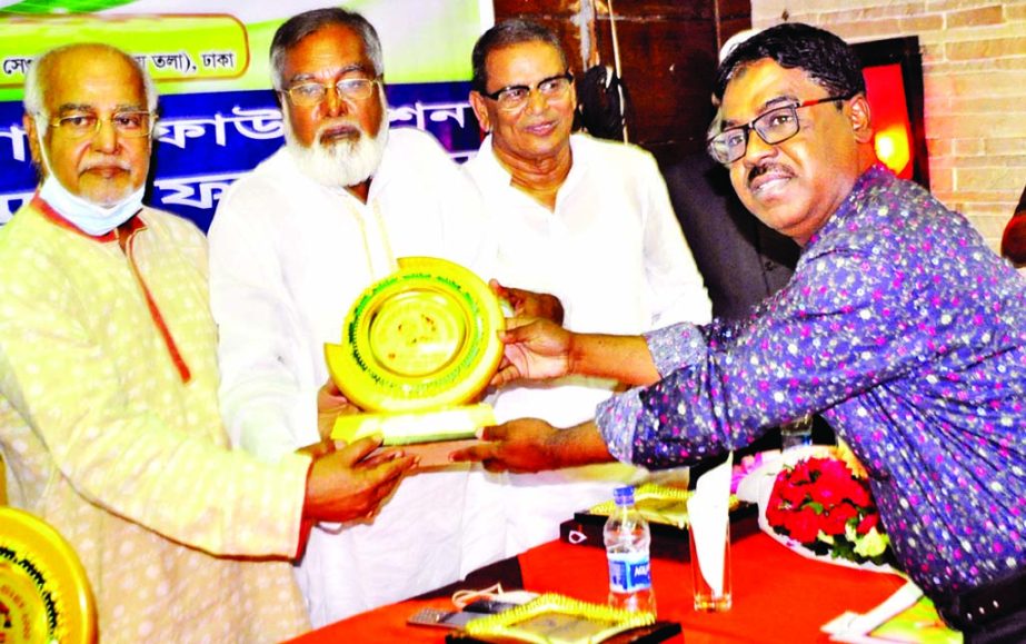 Former Minister Syed Didar Bakth hands over citation crest to the councilor of 27 no ward of Rangpur City Corporation Harun-ar-Rashid for his contribution in social services at a reception for elite organised by Atish Dipankar Foundation at a hotel in the