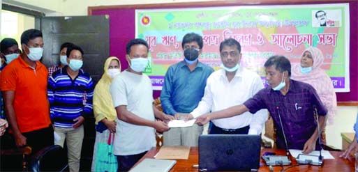 Dinajpur's Kaharole UNO Manirul Hasan distributes cheques of bank loan at a ceremony at the Upazila Office on Sunday marking the Bangabandhu National Youth Day-2020