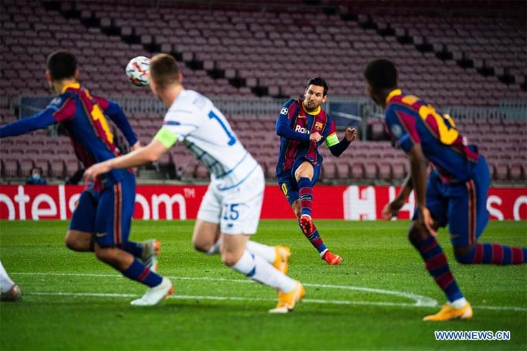 Barcelona's Lionel Messi (center) kicks the ball during the Champions League football match between FC Barcelona and Dynamo Kyiv at the Camp Nou stadium in Barcelona, Spain on Wednesday.