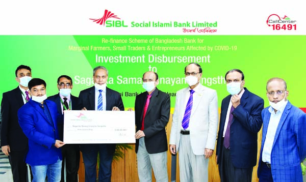 Quazi Osman Ali, Managing Director of Social Islami Bank Limited (SIBL), handing over the investment cheque of Tk.5.00crore to Md. Saiful Islam, Executive Director of Sagarika Samaj Unnayan Sangstha under the Refinance Scheme-2020 declared by Bangladesh B