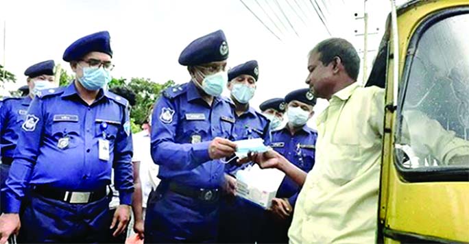 Chandpur SP Mahbubur Rahman is seen motivating a three-wheeler driver to use mask under the programme 'No mask, No Passenger'' at Chandpur Police Lines area on Sunday.