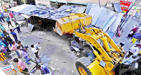 Dhaka South City Corporation conducts an eviction drive against illegal encroachers in the city's Khilgaon-Tilpapara on Monday.