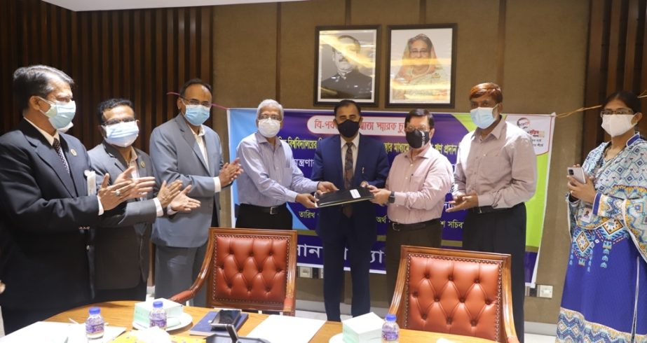 Zahidul Haque, DMD of Sonali Bank Limited and Professor Momtaz Uddin Ahmed, Treasurer of Dhaka University, exchanging a MoU signing document to start processing of housing loan for teachers and officers of public university and University Grant Commission