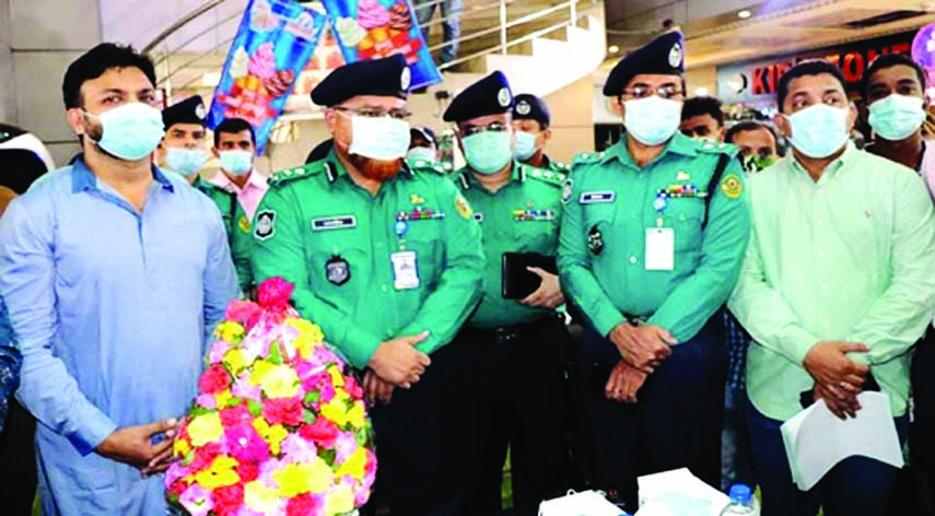 Chattogram Metropolitan Police (CMP) on Wednesday launched a campaign to make the public awareness of the second wave of Coronavirus and to ensure that all people wear mask. CMP Commissioner Saleh Md. Tanvir inaugurated the campaign at Khulshi Concord Tow