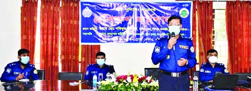 Barishal Range DIG Md. Shafiqul Islam BPM (Bar), PPM is speaking as the chief guest at the training workshop on Bit Policing in Barisal. Also present on the stage were Barisal Range Commandant Superintendent of Police (In-Service Training Center) Mohiul I