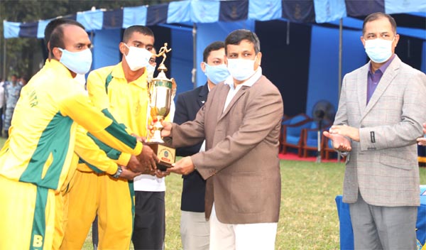 Chief of Air Staff Air Chief Marshal Masihuzzaman Serniabat handing over the trophy to the Base Bir Sreshtho Matiur Rahman, which emerged the champions in the Athletics Competition of Bangladesh Air Force (BAF) at the BAF Base Bangabandhu on Thursday.