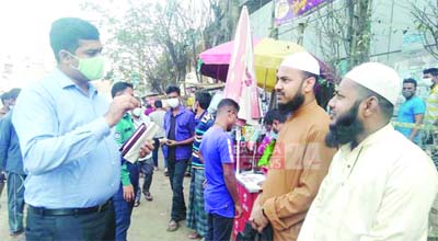 District Executive Magistrate of Chattogram conducting mobile court against the non-wearing of masks in the city yesterday.