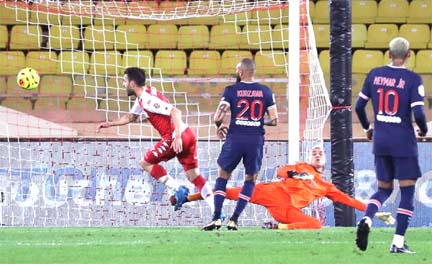 Monaco's Spanish midfielder Cesc Fabregas (left) reacts as Paris Saint-Germain's Costa Rican goalkeeper Keylor Navas (right) dives and concedes a second goal to Monaco during the French League 1 football match between Monaco and Paris Saint-Germain (PSG