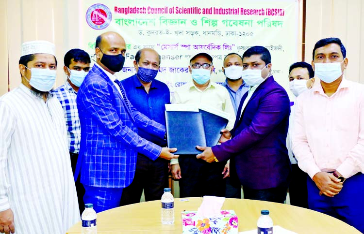 Shah Abdul Tariq, Secretary, Bangladesh Council of Scientific and Industry Research and Md. Monir Hossain, Proprietor of MS. Spa Ayurvedic sign a lease agreement in the meeting room of the Members (Development) of BCSIR in the capital on Sunday.