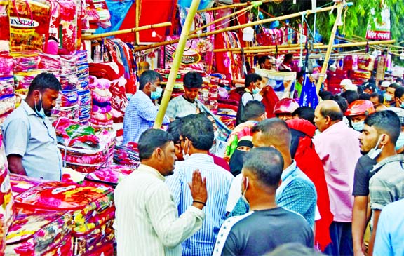 People are gathering at makeshift shops on foothpaths to buy blankets with the advent of winter, but most of them are unaware enough to follow healthguidelines, including wearing masks and maintaining social distance, despite government's restriction to