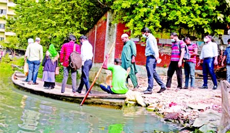 It seems unbelievable, but fact is that a large number of city dwellers have to maintain communication through dirty waterways boarding boats in absence of road network. This photo taken on Monday shows that some officials of Bangladesh Bank and other off