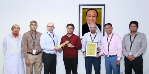 ZM Ahmed Prince, Head of Brand and Business Development of Bashundhara Group, handing over the Superbrand award to Shafiat Sobhan Sanvir, Vice-Chairman of the group at a function at the company's head office in at Bashundhara Industrial Headquarters-2 in