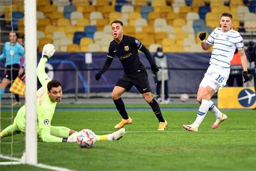 Barcelona's US defender Sergino Dest (center) scores a goal during the UEFA Champions League, Group G football match between Dynamo Kiev and Barcelona at the Olympiyskiy stadium in Kiev on Tuesday.