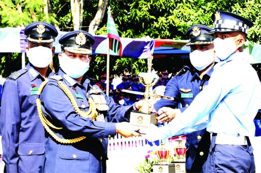 Chief of Air Staff Air Chief Marshal Masihuzzaman Serniabat hands over trophy to AC-2 Emad Uddin Mozumder for his best all round performance in recruits' Entry No-48 at RTS on Wednesday.