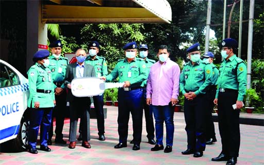 Chattogram Chamber of Commerce and Industry (CCCI) President Mahbubul Alam hands over a key of patrol car to Chittagong Metropolitan Police (CMP) Commissioner Saleh Md Tanvir at a simple ceremony held at the latter's office on Thursday.
