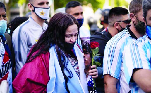 Fans wait outside the funeral chapel of football legend Diego Maradona at the Casa Rosada in Buenos Aires, capital of Argentina on Thursday. Maradona died at the age of 60 on Wednesday of a heart attack.