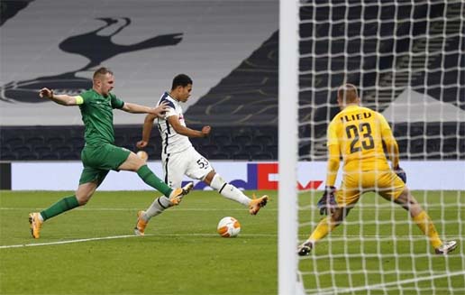 Tottenham Hotspur's English midfielder Harvey White (center) crosses the ball into the area as Ludogorets Razgrad's Romanian defender Cosmin Moti (left) chases back during the UEFA Europa League, Group J football match between Tottenham Hotspur and Ludo