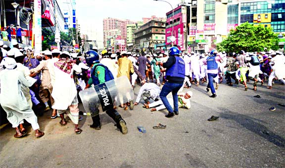 Police charge batons on activists of Islamic parties when they brought out a procession in front of Concord Tower in the capital after Juma prayer