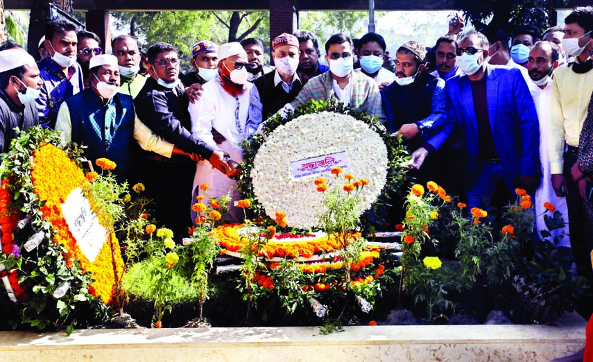 Former Mayor of DSCC Sayeed Khokon along with others pays floral tributes at the grave of Mayor Mohammad Hanif at Azimpur Graveyard in the city on Saturday marking the latter's 14th death anniversary.